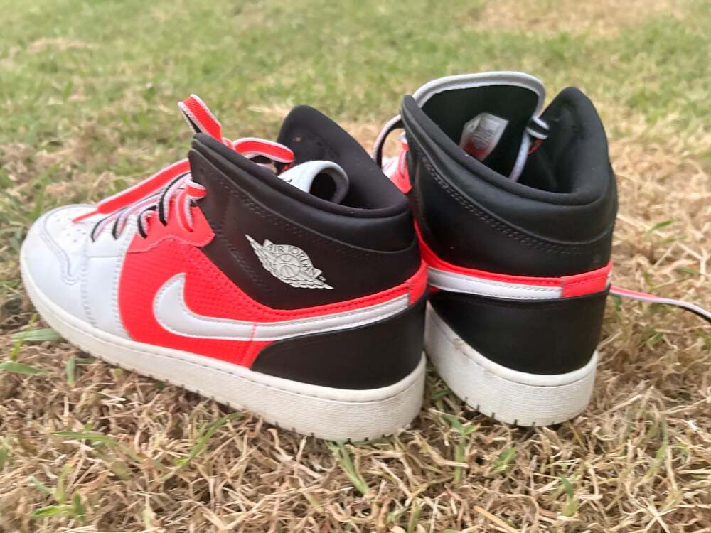 Air Jordan 1 Mid SE GS 'White Infrared' (Style Code FB4417-016) sz 6.5Y